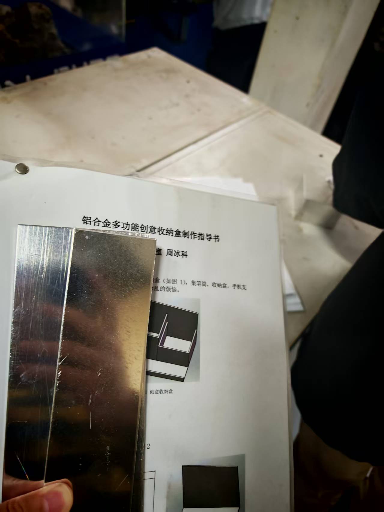 笔筒；指尖陀螺