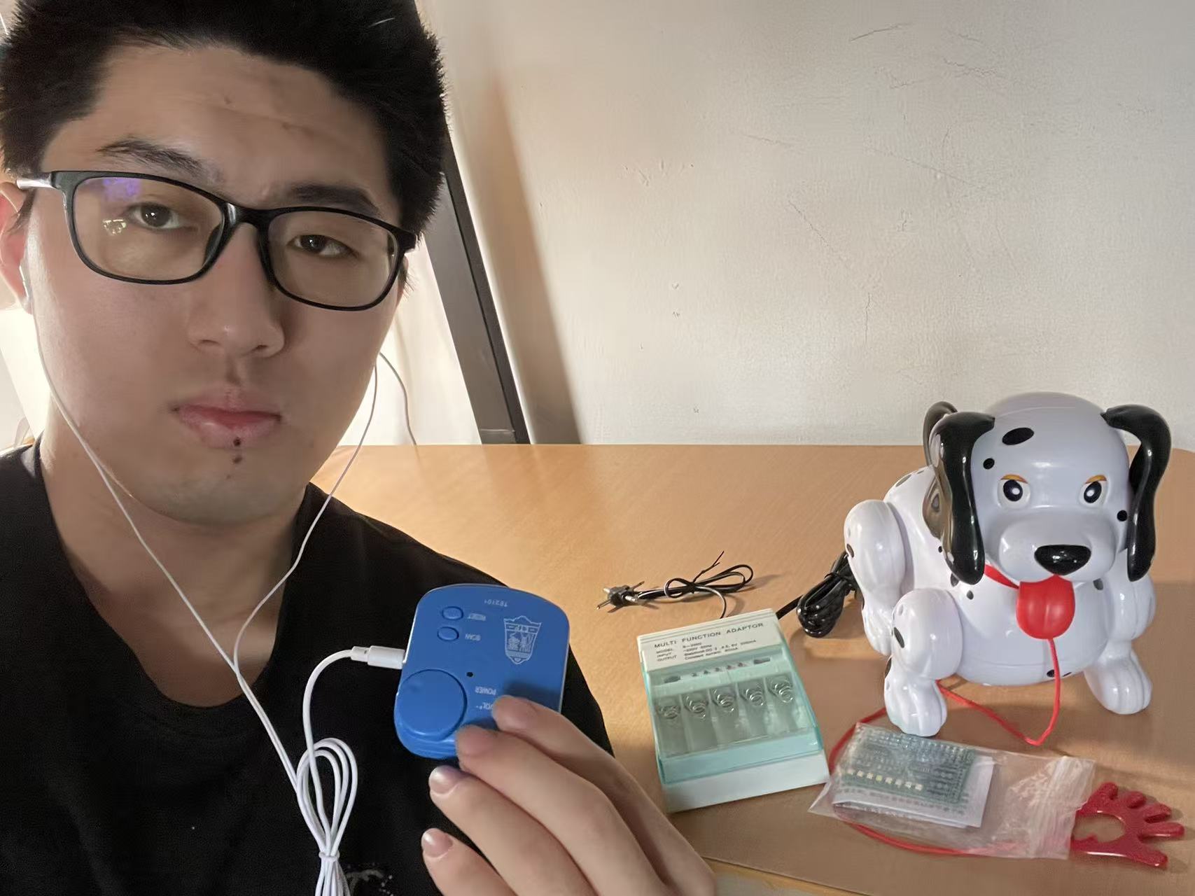 机器狗、多用充电器、电调谐微型FM收音机