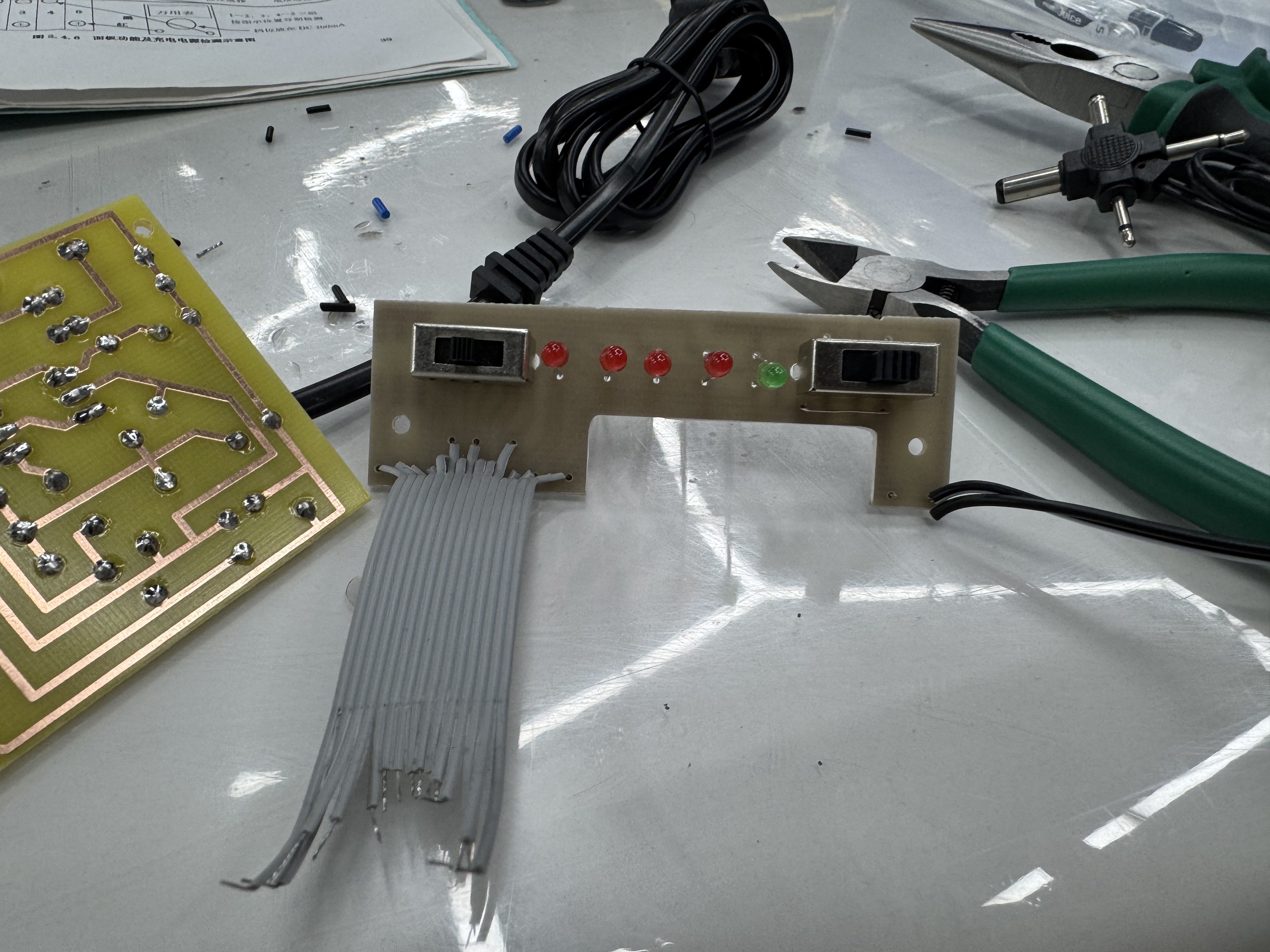 FM收音机、多用充电器与机器狗