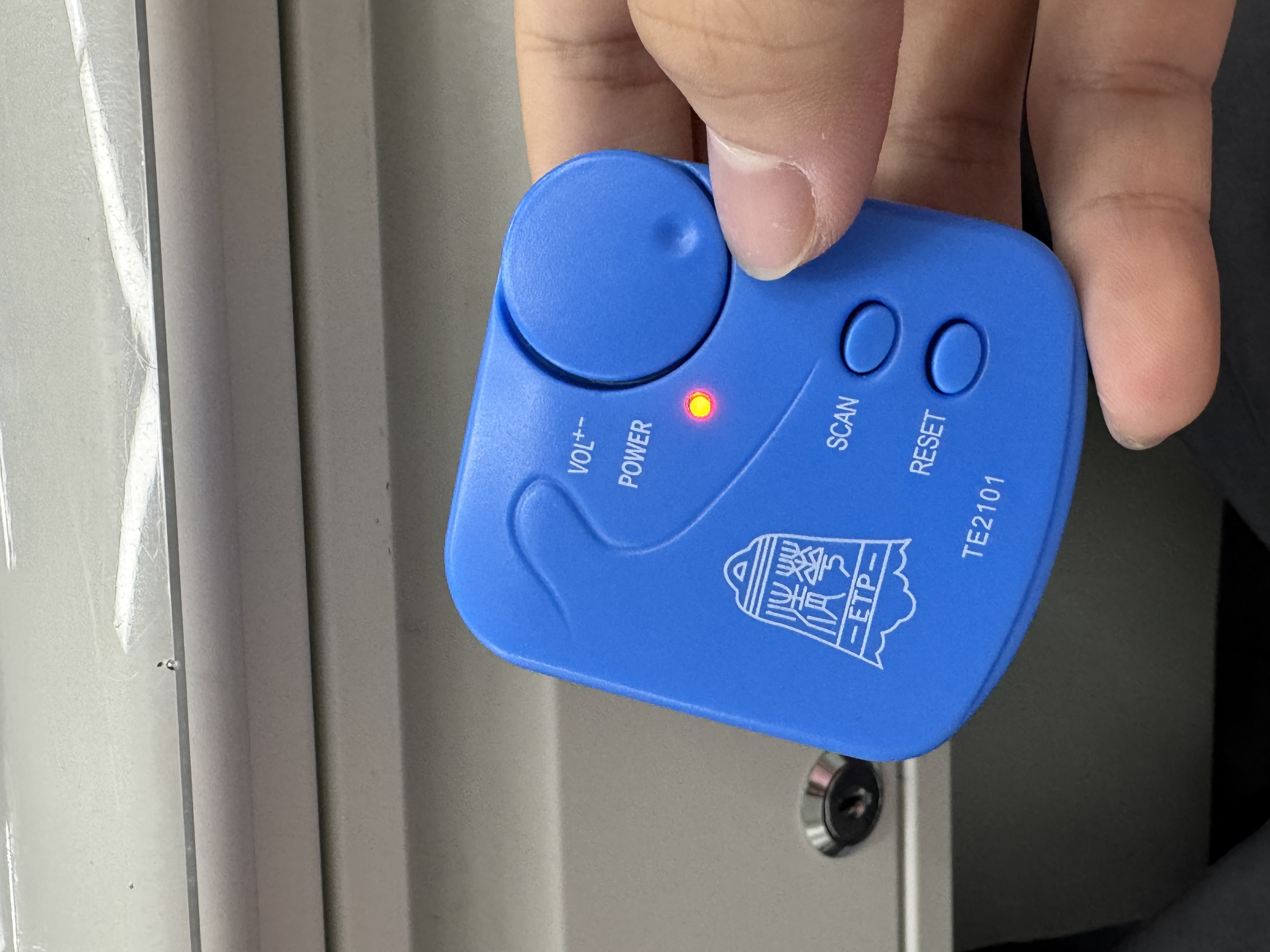 FM收音机、多用充电器与机器狗