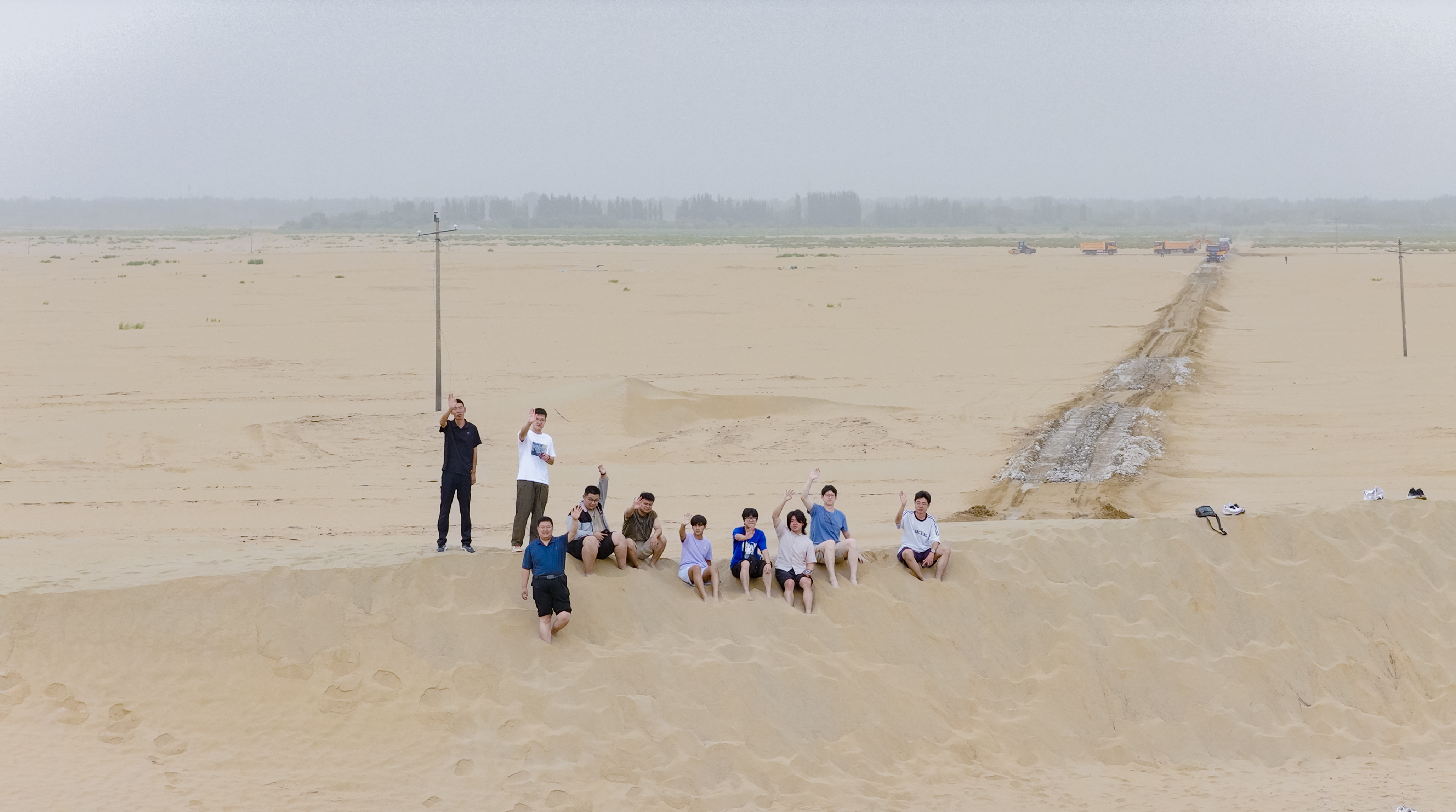 防⻛固沙--⽣态治理与绿⾊发展的和⽥实践